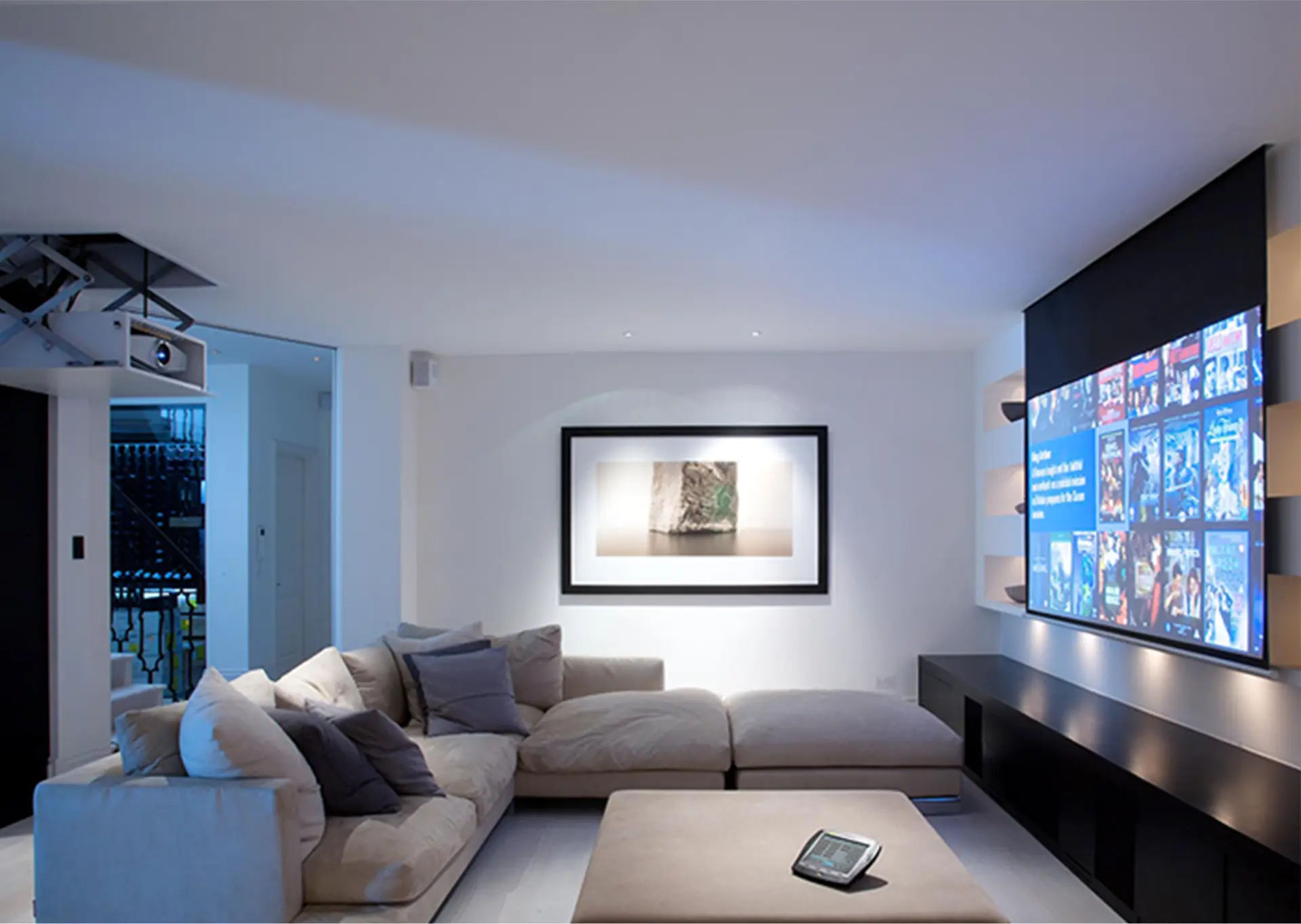 Les spécialistes de l'intégrateur de systèmes audiovisuels Integration At Home au travail