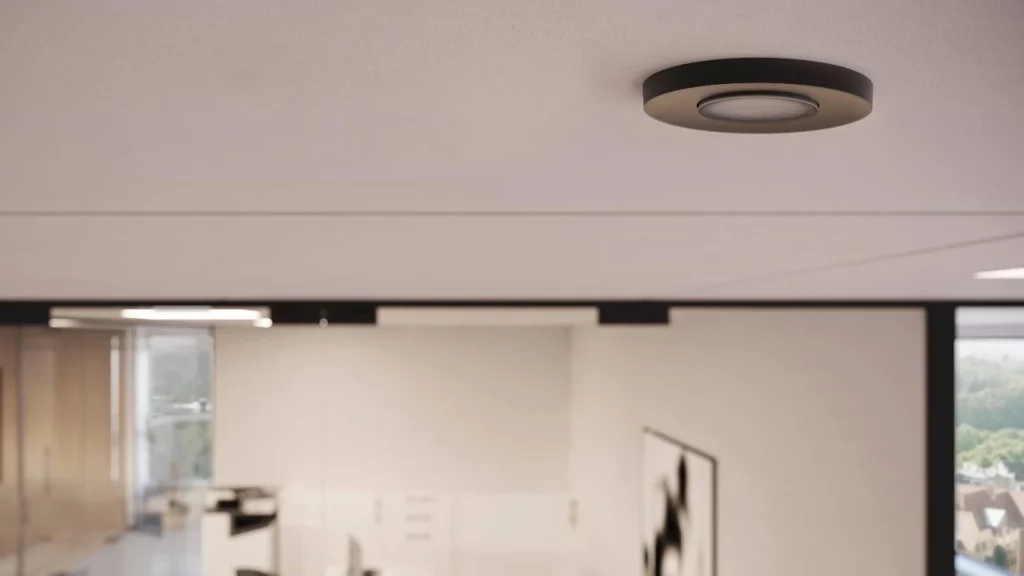 Ontdek de toekomst van intelligente lichtsturing met Niko's geavanceerde detectoren. Deze slimme apparaten bieden niet alleen een ongeëvenaarde controle over uw verlichtingssysteem, maar ook een verhoogd niveau van comfort, gemak en energie-efficiëntie in uw leefruimtes. Niko's detectoren zijn ontworpen om subtiele bewegingen en veranderingen in de omgeving te detecteren, waardoor ze in staat zijn om de verlichting automatisch aan te passen op basis van uw aanwezigheid en de omgevingslichtomstandigheden. Of het nu gaat om het inschakelen van verlichting wanneer u een kamer binnenkomt, of om het aanpassen van de helderheid van de verlichting afhankelijk van de tijd van de dag, Niko's detectoren zorgen voor een naadloze en intuïtieve verlichtingservaring. Daarnaast kunnen Niko's detectoren worden geïntegreerd met andere slimme systemen, zoals domoticaplatforms, om een naadloze en geautomatiseerde thuiservaring te creëren. Hierdoor kunt u niet alleen de verlichting op afstand bedienen, maar ook andere aspecten van uw huisautomatisering beheren met slechts enkele tikken op uw smartphone of stemcommando's. Met hun eenvoudige installatie, betrouwbare prestaties en geavanceerde functionaliteit zijn Niko's detectoren de ideale keuze voor wie op zoek is naar een intelligente en geavanceerde lichtsturingsoplossing. Ervaar vandaag nog de voordelen van Niko's detectoren en transformeer uw leefruimtes in slimme en comfortabele omgevingen.